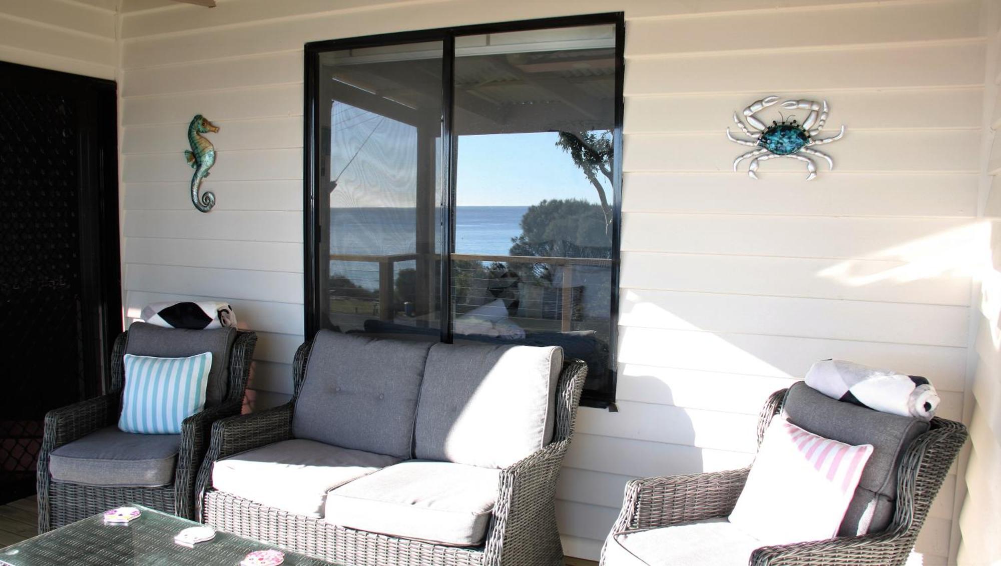Kingfisher Cottage Beachfront At The Binalong Bay Exteriör bild