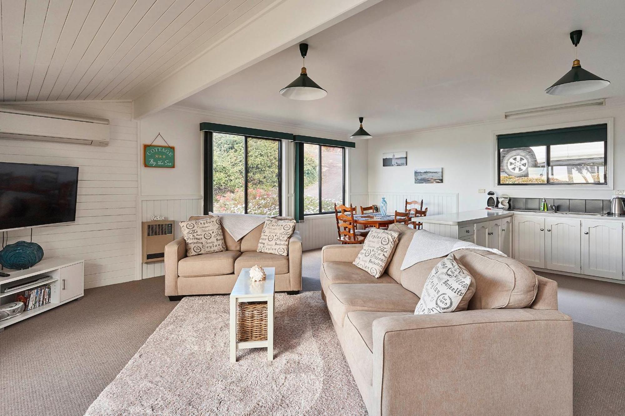 Kingfisher Cottage Beachfront At The Binalong Bay Exteriör bild